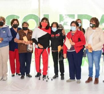 Alcaldesa de Soledad entrega programa de apoyo a adultos mayores
