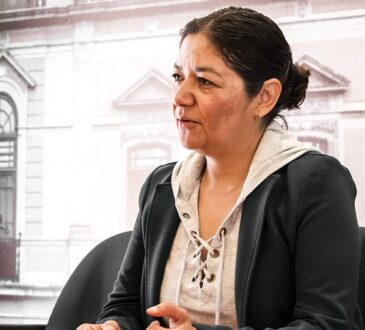 FEN-UASLP orienta a universitarias sobre prevención y detección oportuna de cáncer de mama.
