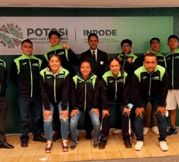 Se entregan uniformes a potosinos que van a Juegos Populares