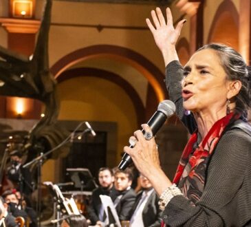 Entre abrazos musicales y muestras de cariño, recibió la primera actriz Ofelia Medina el reconocimiento a la “Trayectoria Artística”, en el marco del 4º Festival de Cine de la UASLP.  