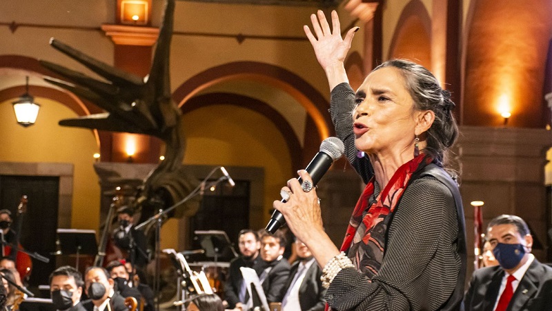 Entre abrazos musicales y muestras de cariño, recibió la primera actriz Ofelia Medina el reconocimiento a la “Trayectoria Artística”, en el marco del 4º Festival de Cine de la UASLP.  