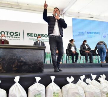 Ricardo Gallardo inicia entrega de becas alimentarias en SLP