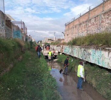 Inicia limpieza del dren ubicado en Villa de Cactus