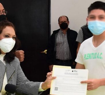 Alcaldesa de Soledad entrega certificados de primaria y secundaria a jóvenes en rehabilitación