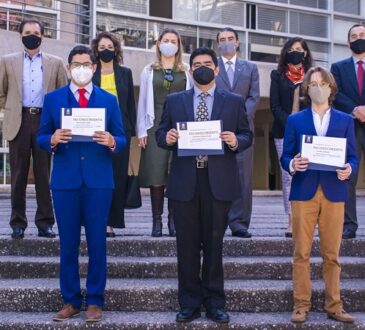 Autoridades de la UASLP entregan becas del Programa de doble titulación.    
