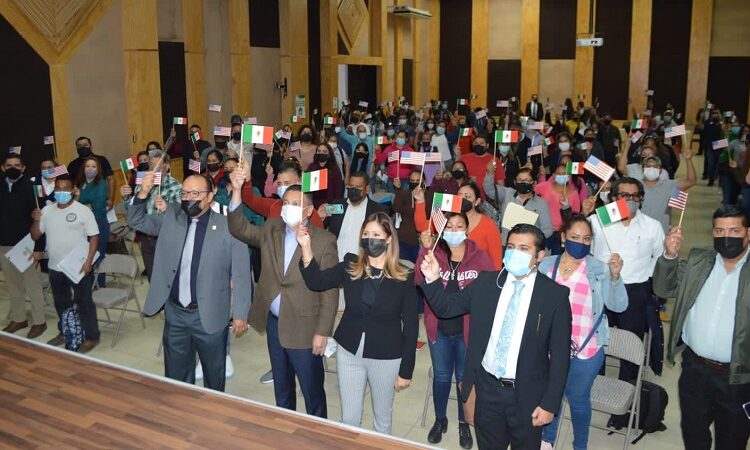 Entrega gobierno actas de doble nacionalidad a familias potosinas