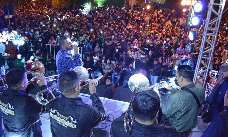 El Komander cautiva a Matehuala en Posada Navideña