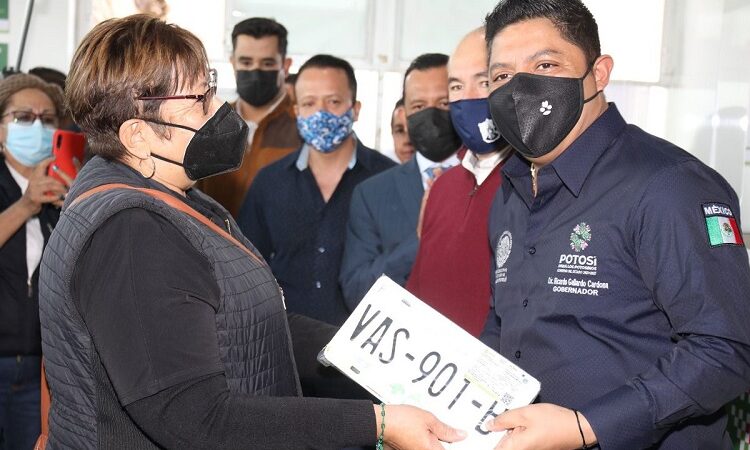 Gobernador potosino prolonga descuentos en control vehicular