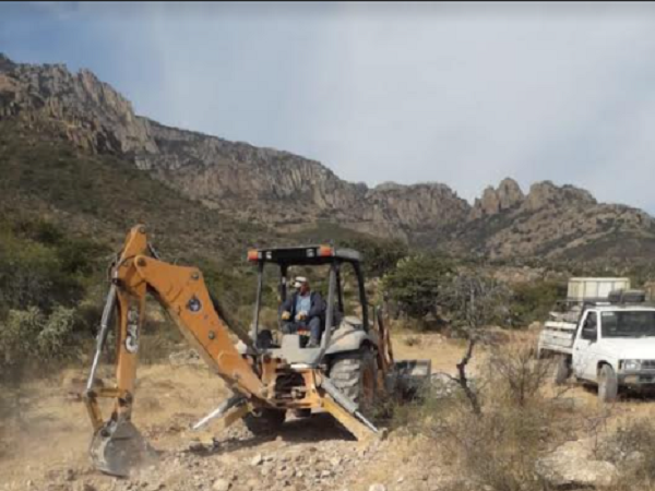 Rehabilitación de caminos en comunidades de Villa de Reyes.