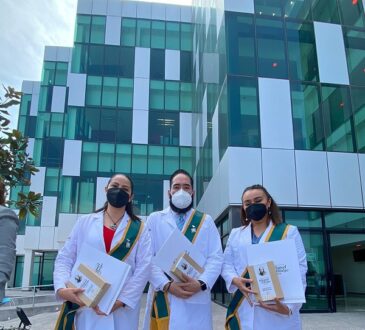 ENTREGAN CONDECORACIÓN “MIGUEL HIDALGO” A PERSONAL DE SALUD · Es la más alta presea que otorga el Gobierno de la República a trabajadoras y trabajadores del Estado, por su contribución en la lucha contra el Covid-19. Por su destacada labor durante la pandemia del Covid-19, personal médico, de enfermería, administrativo, de trabajo social y radiología de San Luis Potosí, recibió la presea “Miguel Hidalgo” que otorga el Gobierno de la República a los héroes y heroínas en la lucha por la salud de las y los potosinos durante la presente contingencia sanitaria. Dicha presea entregada a 79 mujeres y hombres, obedece a su entrega profesional, a sus largas horas de esfuerzo, de intenso trabajo, de sacrificios arriesgando, incluso, sus vidas y la de sus familias al enfrentar el Covid 19. En el evento, el secretario de Salud Daniel Acosta Díaz de León, entregó estas preseas, que incluyen un bono económico a trabajadoras y trabajadores de clínicas y hospitales del sector salud estatal, a quienes, a nombre del Gobernador del Estado Ricardo Gallardo Cardona, reconoció su entrega y sacrificio, apoyando a miles de potosinas y potosinos que enfermaron de Covid 19 y que fueron atendido en el sector salud público. El funcionario estatal consideró que la pandemia ha dejado alegrías de pacientes que superado la enfermedad, pero también tristezas porque en el camino muchas personas han perdido la vida y en esas lamentables bajas se incluyen compañeras y compañeros en el cumplimiento de su deber. “El personal de Salud nos ha enseñado que quien cumple con su responsabilidad con profesionalismo, con dedicación y con solidaridad en los momentos más complejos, merece todo nuestro respeto, es a ellas y ellos a quienes llamamos héroes, y a quienes reconocemos hoy por el profesionalismo de que han hecho gala en los momentos más difíciles”, dijo. La presea “Miguel Hidalgo”, la otorga el Gobierno de la República para premiar los relevantes servicios que mexicanas y mexicanos han prestado a la Patria y a la humanidad, por sus méritos eminentes o distinguidos frente a la crisis sanitaria y por su conducta y trayectoria ejemplar.