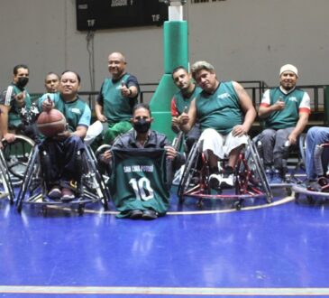 Basquetbolistas sobre silla de ruedas reciben uniformes