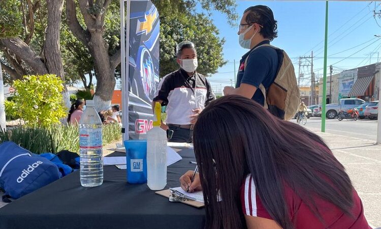 GM instala módulo de reclutamiento en la Plaza Principal de Soledad
