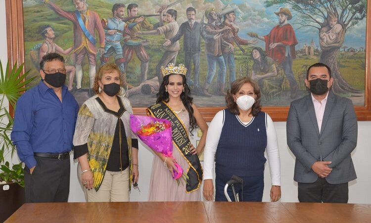Coronan a la reina de Soledad de Graciano Sánchez