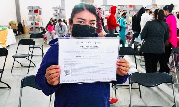 Villarreyenses obtienen su certificado de educación básica de parte del IEEA.