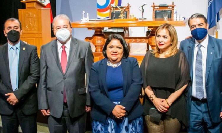 Hacía el exterior se reconoce la labor de la UASLP a favor de los jóvenes en el estado.