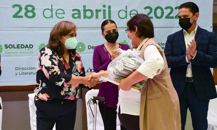 Entregan paquetes de libros a escuelas soledenses