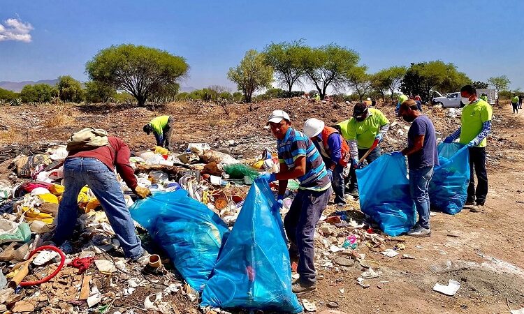 Villa de Reyes recibe el apoyo de GM en jornada de limpieza.