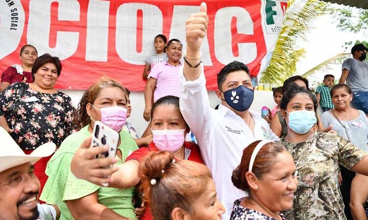 Ricardo Gallardo postula igualdad de género en festejo con madres ebanenses