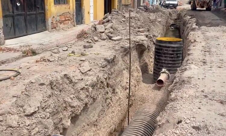 Enrique Galindo supervisó obras de drenaje en el Barrio de San Sebastián