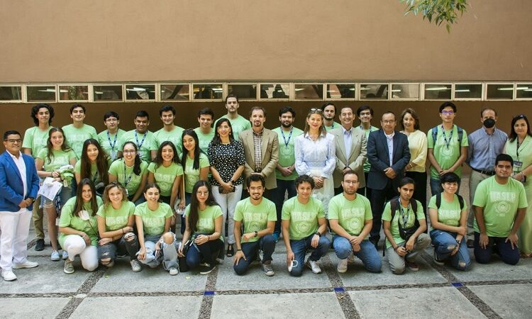 UASLP despide a estudiantes que realizarán estancias en Seattle y Praga