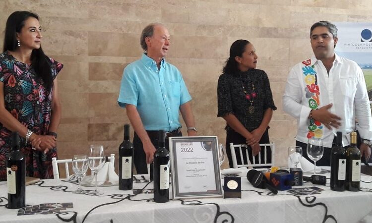 Tres mezcales potosinos obtienen distinciones de clase mundial