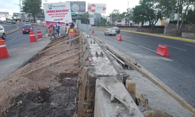 Desde hoy, cierres parciales en carriles de Salvador Nava, por la reconstrucción del muro de contención del asta bandera