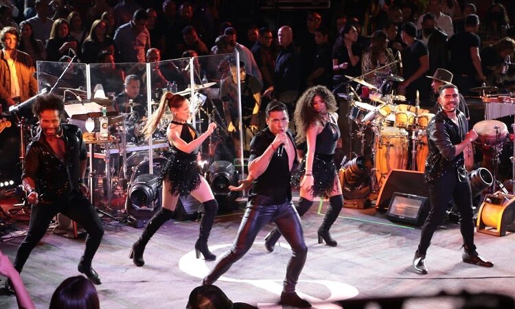 Carlos Rivera cantó con pasión y conquistó en la FENAPO 2022