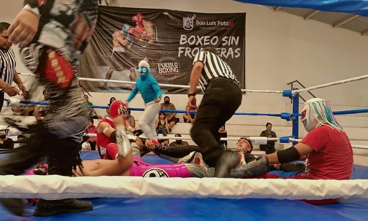 Un éxito, la primera gran función de lucha libre gratuita en el gimnasio 16 de septiembre “Ramón Rosales”