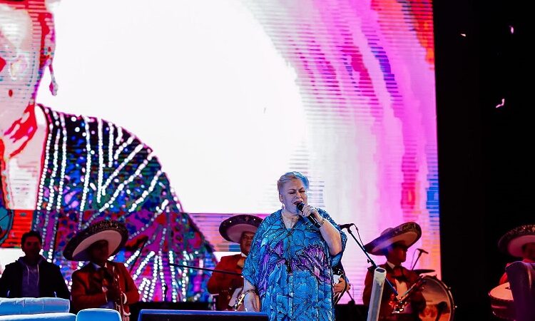 "Paquita la del Barrio", hizo cantar a todos en la FENAPO