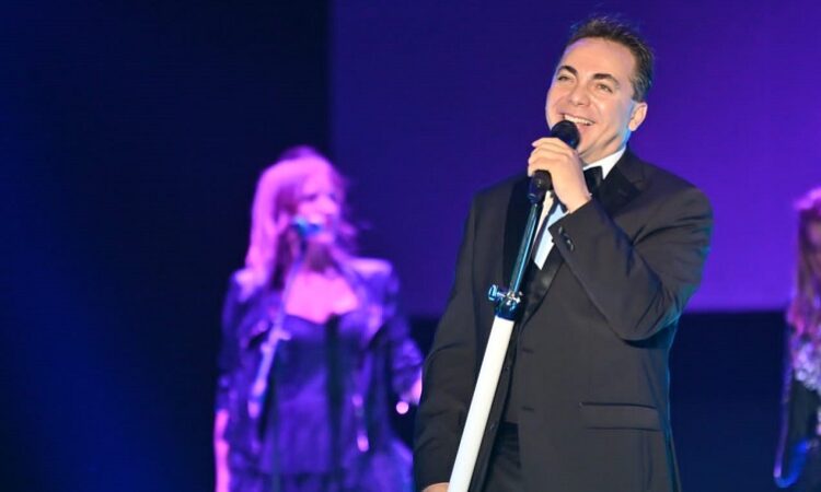 Cristian Castro le cantó con amor a los asistentes a la FENAPO