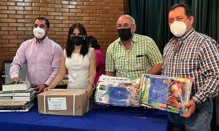 Miles de libros a bibliotecas de los 58 municipios del Estado
