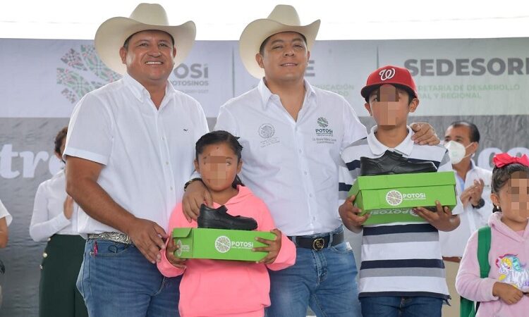 Entrega Gobernador apoyos escolares y arranca obra de pavimentación en Villa de Arriaga