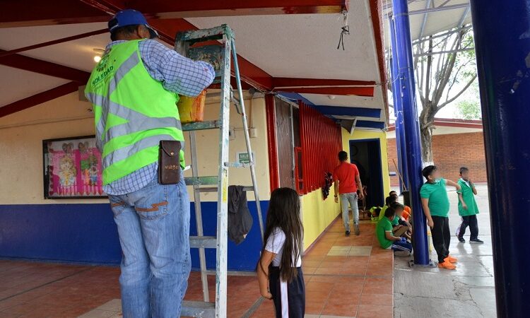 El programa embelleciendo tu escuela no se detiene en Soledad de Graciano Sánchez