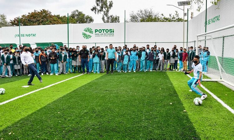 Cumple Ricardo Gallardo a comunidad educativa con nueva cancha de fútbol
