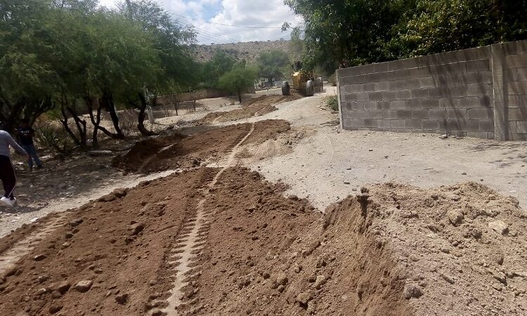 Obras Públicas apoya en caminos de Presa de San Agustín y San Pascual