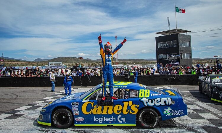 Miles de aficionados aplaudieron la victoria de Rubén García Jr. en el Gran Premio Nus-Káh de NASCAR México