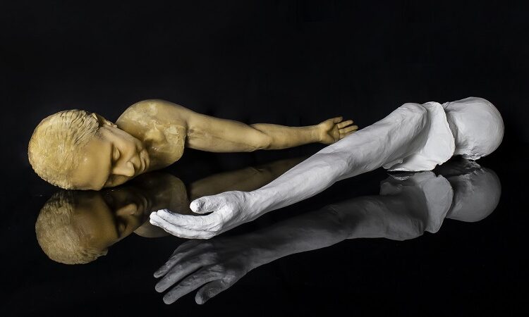 “Laberintos Espirituales” escultura contemporánea en el Museo Federico Silva