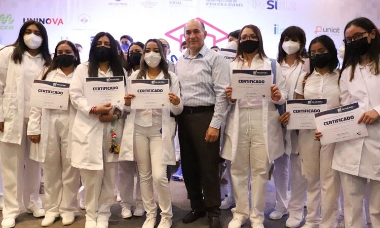 Alcalde Enrique Galindo impulsa la formación académica: entrega becas económicas a jóvenes potosinos