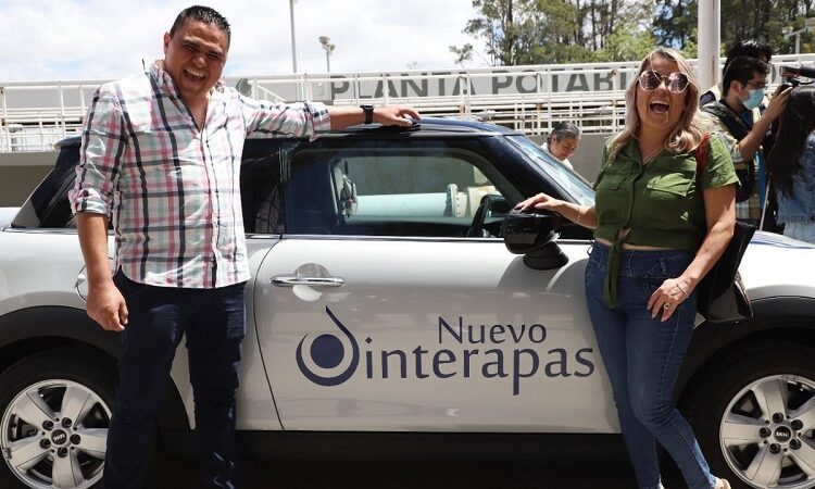 Entrega Interapas auto de alta gama a ganador del sorteo "Cuenta Sana Gana"