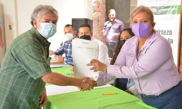 Alcaldesa entrega 21 escrituras a habitantes del municipio