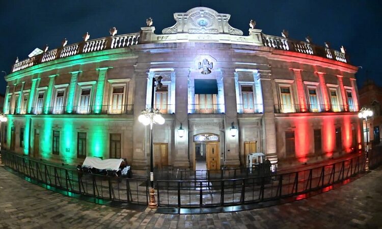 Con innovadora decoración Gobierno del cambio adorna edificios con motivo del mes patrio