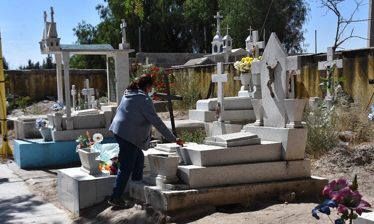 Servicios Municipales da mantenimiento constante a cementerios municipales