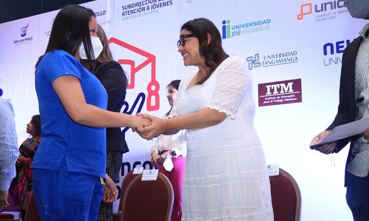 Regidora Daniela Cid respalda continuidad de las becas para estudiantes universitarios durante el próximo año