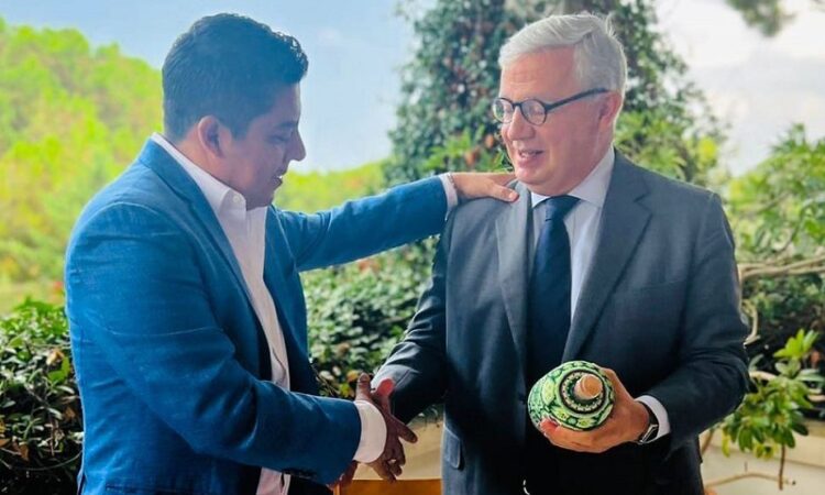 Se compromete embajador de México en Líbano a impulsar mezcales potosinos