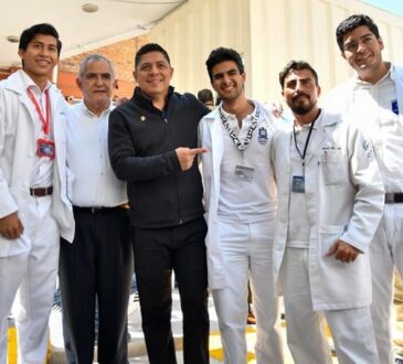 Los Servicios de Salud reconocen a las médicas y médicos potosinos