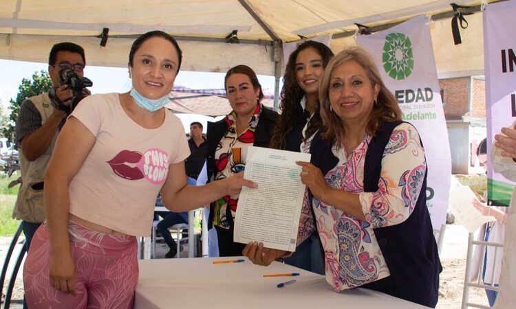 Alcaldesa entrega escrituras a habitantes de Palmas del Valle