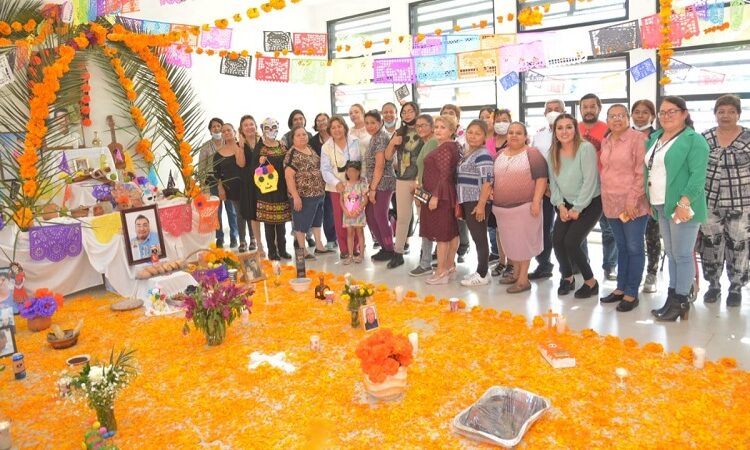 Presidenta del DIF Municipal de Soledad recorre los altares realizados por adultos mayores soledenses