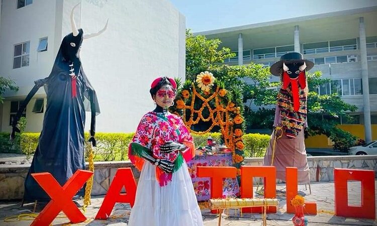 Estudiantes de campus UASLP mantienen viva la tradición de Día de Muertos 