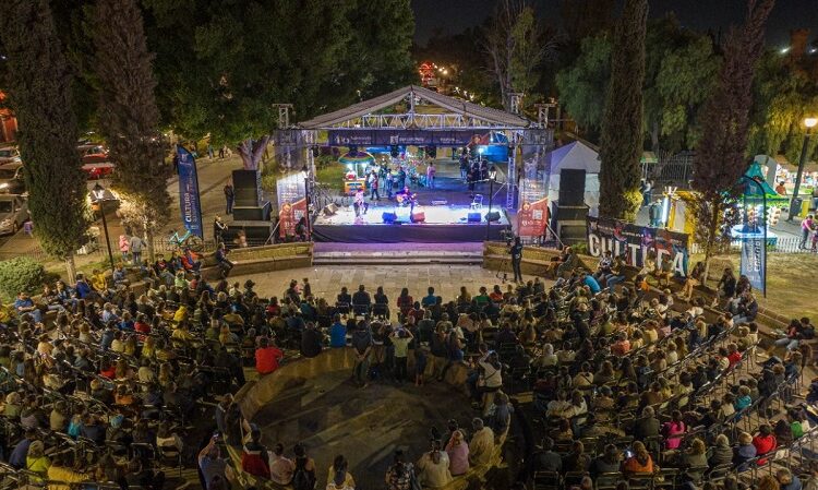 La Calzada de Guadalupe lució de gala, con la guitarra de Antonio Rey, para celebrar la fundación de SLP