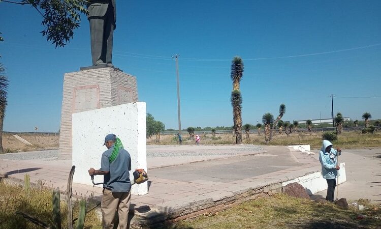 Ayuntamiento de Soledad de Graciano Sánchez da mantenimiento a monumentos de personajes históricos ubicados en la localidad